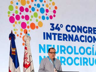 Dr Norman Lopez Velasquez presentando en el congreso internacional de neurologia en Punta Cana