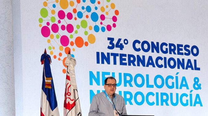 Dr Norman Lopez Velasquez presentando en el congreso internacional de neurologia en Punta Cana