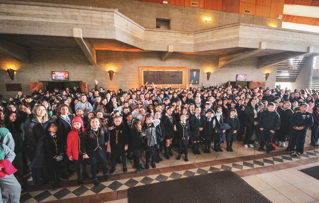 Estudiantes disfrutando del concierto educacional de la Orquesta Filarmónica de Temuco en el Teatro Municipal