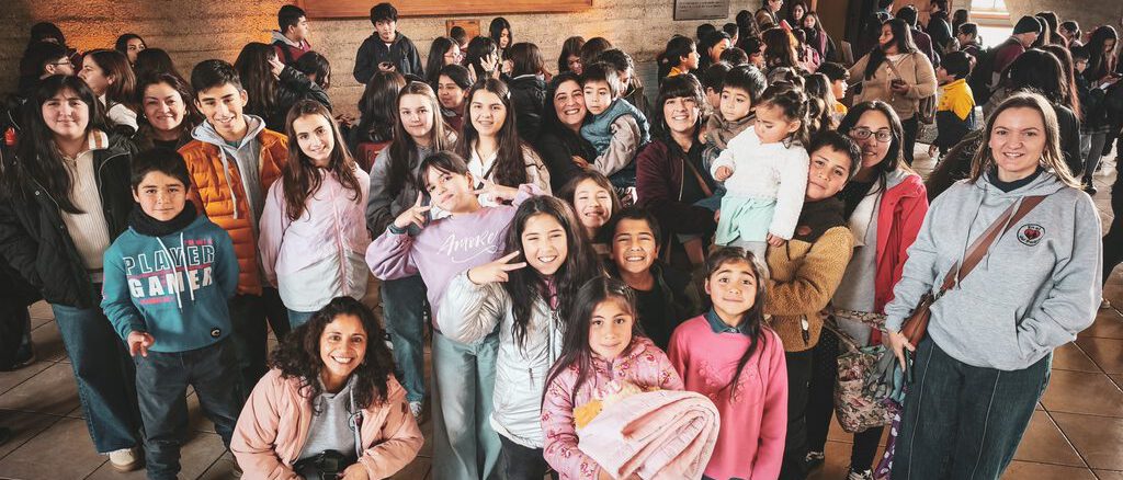 Estudiantes disfrutando del concierto educacional de la Orquesta Filarmónica de Temuco en el Teatro Municipal