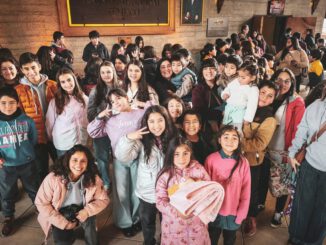Estudiantes disfrutando del concierto educacional de la Orquesta Filarmónica de Temuco en el Teatro Municipal
