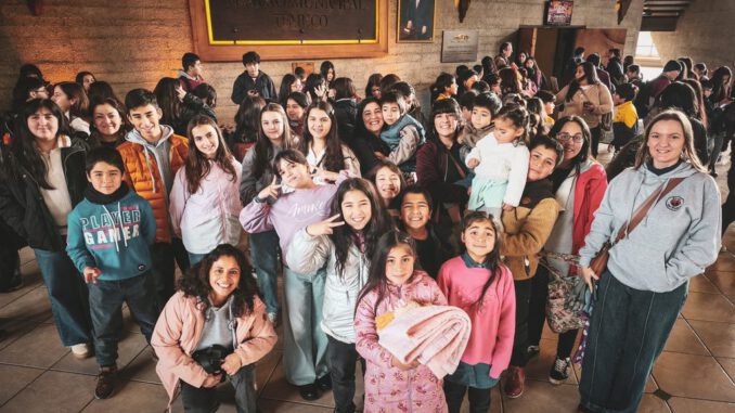 Estudiantes disfrutando del concierto educacional de la Orquesta Filarmónica de Temuco en el Teatro Municipal