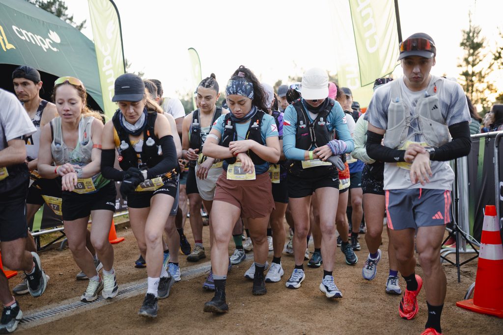 Corredores compitiendo en los senderos del Parque CMPC Pumalal durante el CMPC Frontera Trail 2026 en Temuco