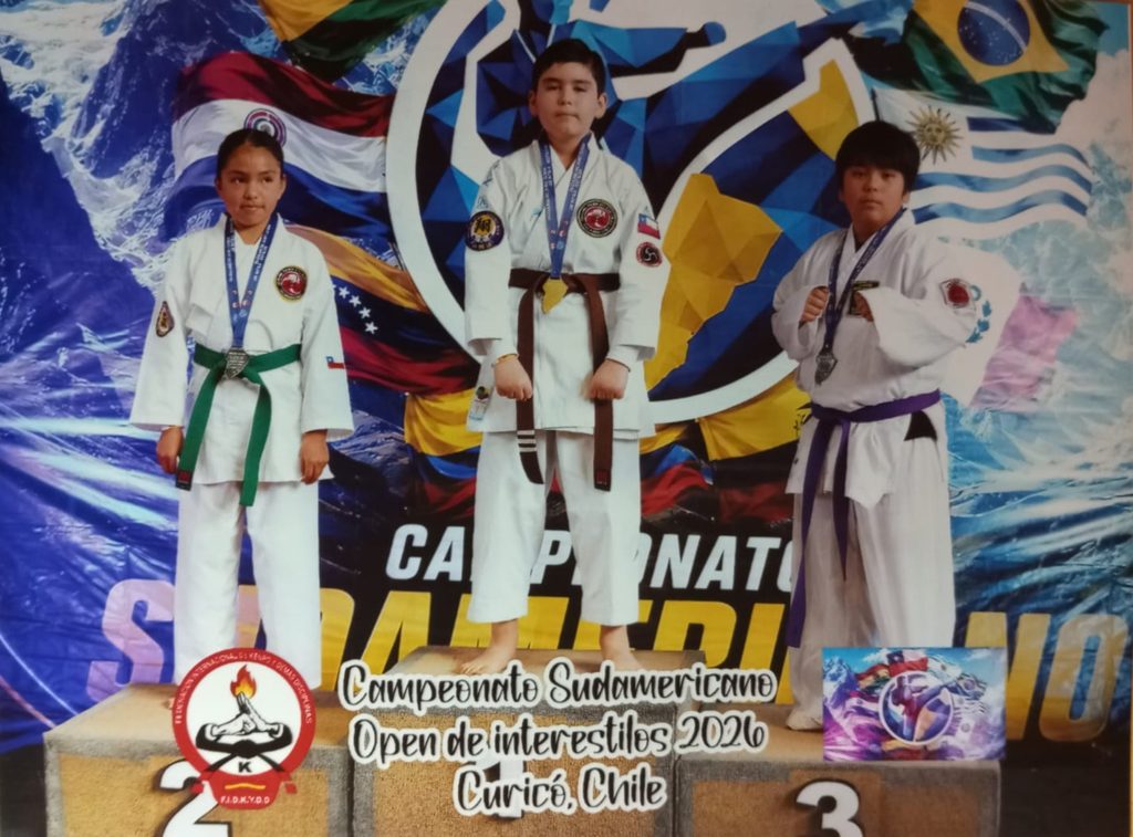 Joven karateca de Galvarino mostrando sus medallas obtenidas en el torneo sudamericano de Curicó
