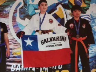 Joven karateca de Galvarino mostrando sus medallas obtenidas en el torneo sudamericano de Curicó