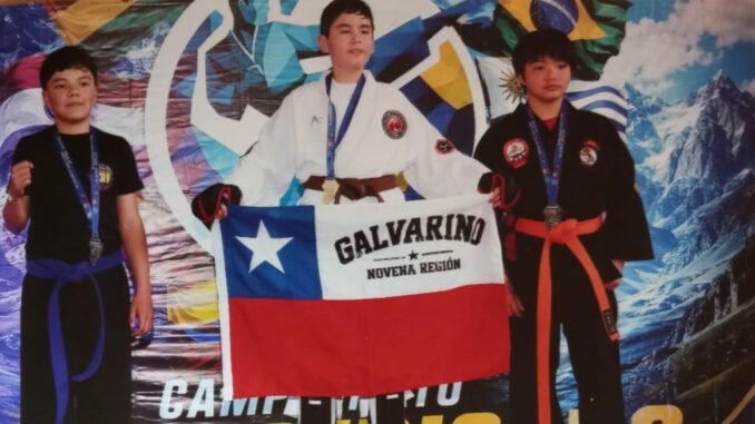 Joven karateca de Galvarino mostrando sus medallas obtenidas en el torneo sudamericano de Curicó