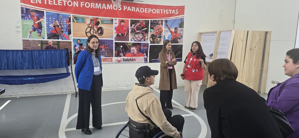 Autoridades regionales y jóvenes del Servicio de Reinserción Social Juvenil visitan el Instituto Teletón Temuco entregando aportes solidarios.