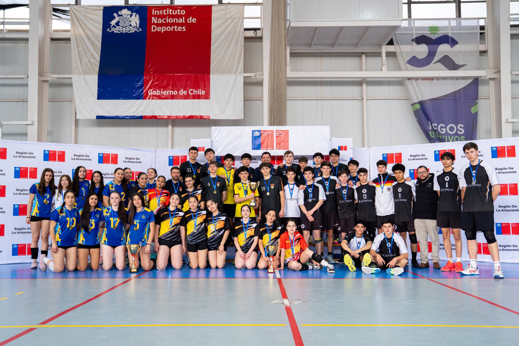 Equipos ganadores de básquetbol y vóleibol Sub 17 en el Polideportivo Rufino Bernedo de Temuco.