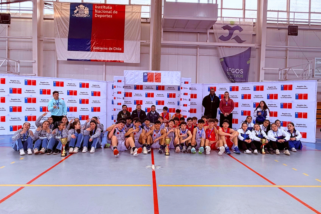 Equipos ganadores de básquetbol y vóleibol Sub 17 en el Polideportivo Rufino Bernedo de Temuco.
