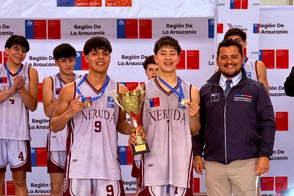 Equipos ganadores de básquetbol y vóleibol Sub 17 en el Polideportivo Rufino Bernedo de Temuco.