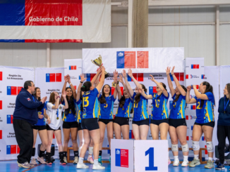 Equipos ganadores de básquetbol y vóleibol Sub 17 en el Polideportivo Rufino Bernedo de Temuco.