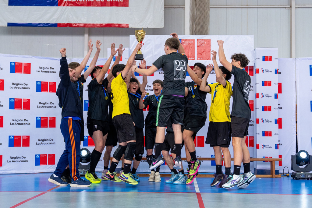 Equipos ganadores de básquetbol y vóleibol Sub 17 en el Polideportivo Rufino Bernedo de Temuco.