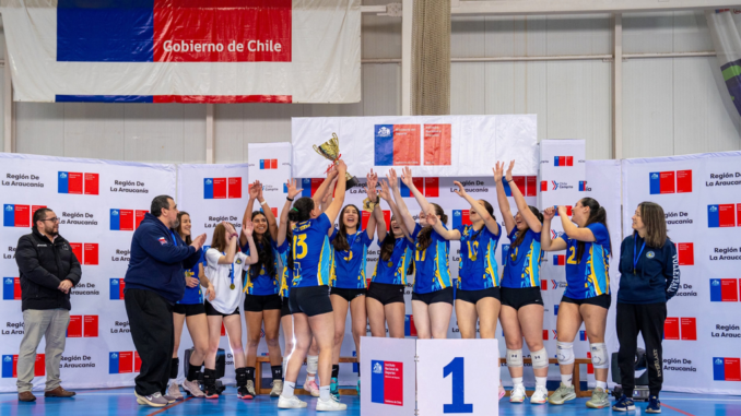 Equipos ganadores de básquetbol y vóleibol Sub 17 en el Polideportivo Rufino Bernedo de Temuco.