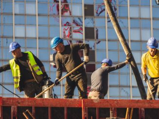 Grafica y trabajadores en La Araucania reflejando la reduccion de la tasa de desocupacion regional segun el INE