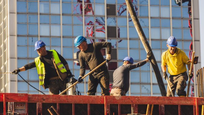 Grafica y trabajadores en La Araucania reflejando la reduccion de la tasa de desocupacion regional segun el INE