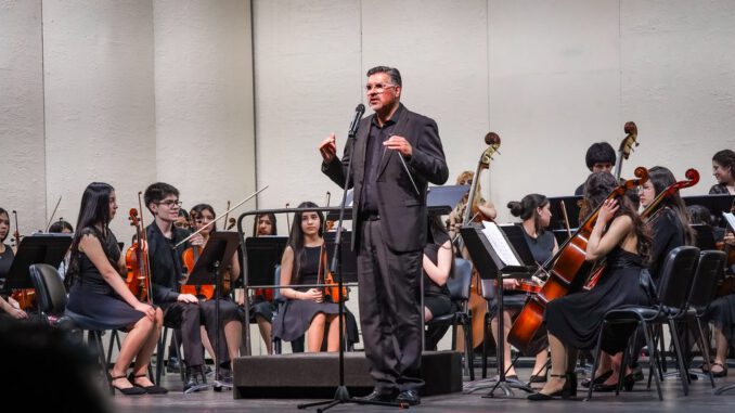 Jóvenes músicos de la Orquesta Infantil Juvenil de Temuco tocando en el escenario durante su gala anual