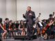 Jóvenes músicos de la Orquesta Infantil Juvenil de Temuco tocando en el escenario durante su gala anual