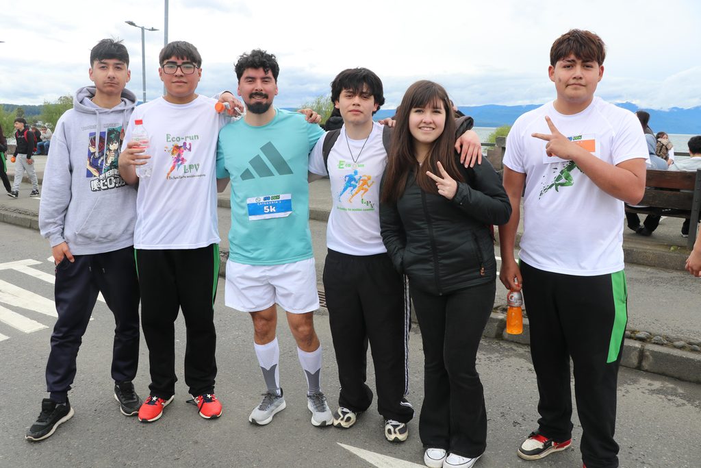 Participantes de la Eco Run 2026 corriendo en la costanera de Villarrica
