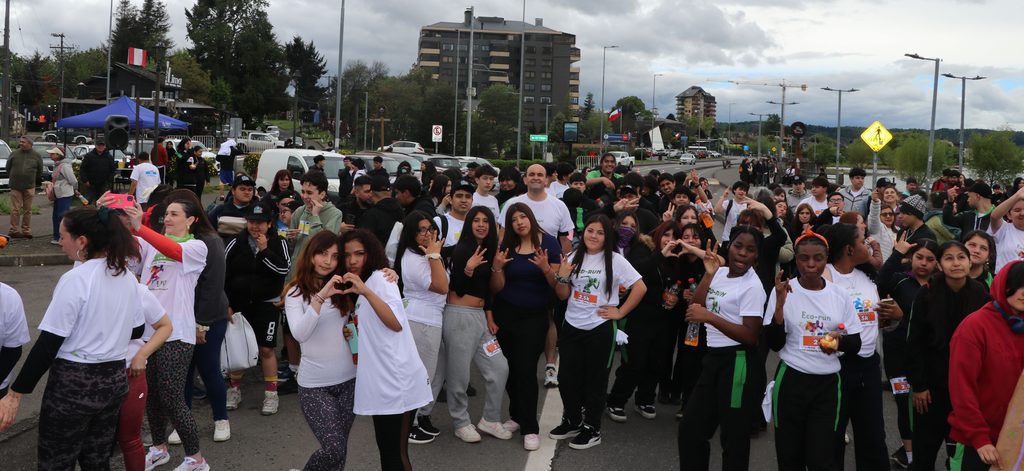 Participantes de la Eco Run 2026 corriendo en la costanera de Villarrica