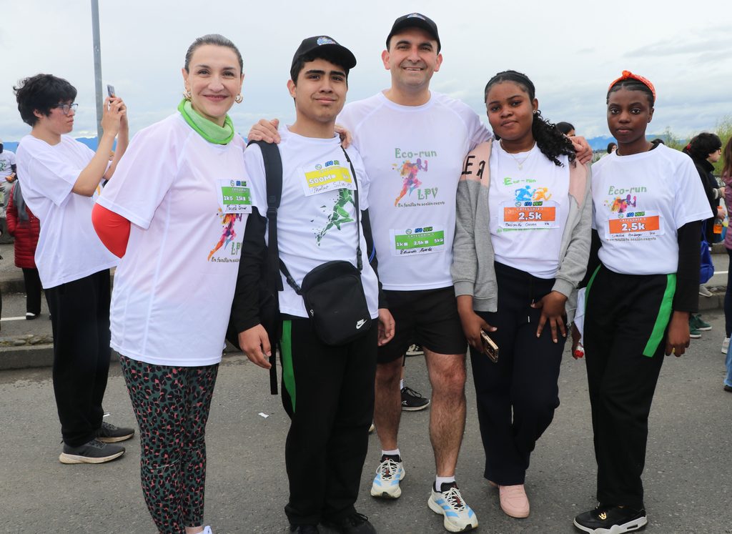 Participantes de la Eco Run 2026 corriendo en la costanera de Villarrica