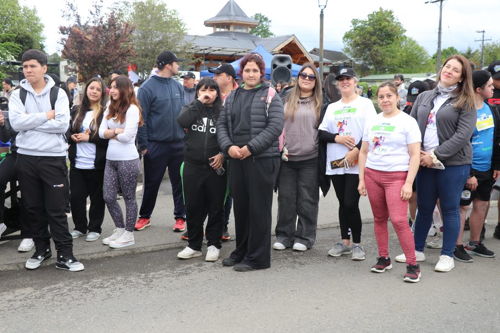 Participantes de la Eco Run 2026 corriendo en la costanera de Villarrica