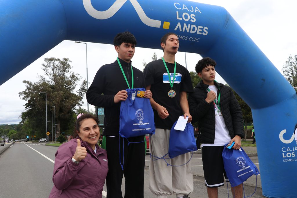 Participantes de la Eco Run 2026 corriendo en la costanera de Villarrica