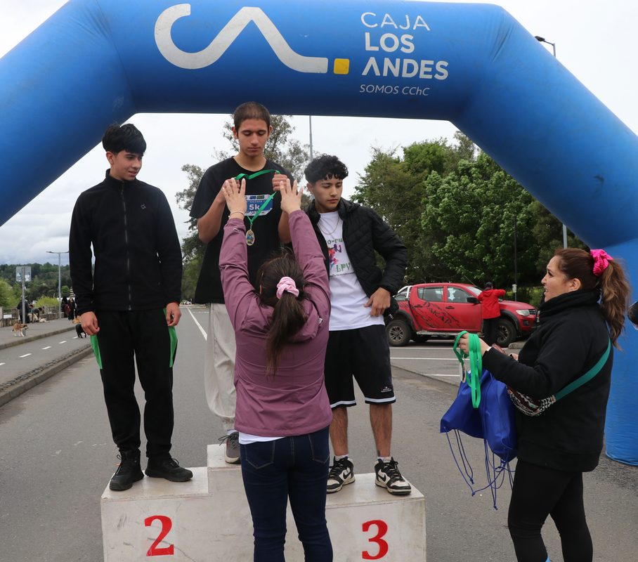 Participantes de la Eco Run 2026 corriendo en la costanera de Villarrica