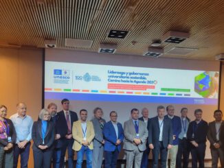 La rectora de la Universidad Católica de Temuco firmando el compromiso con la Red de Rectoras y Rectores por la Sostenibilidad de la UNESCO