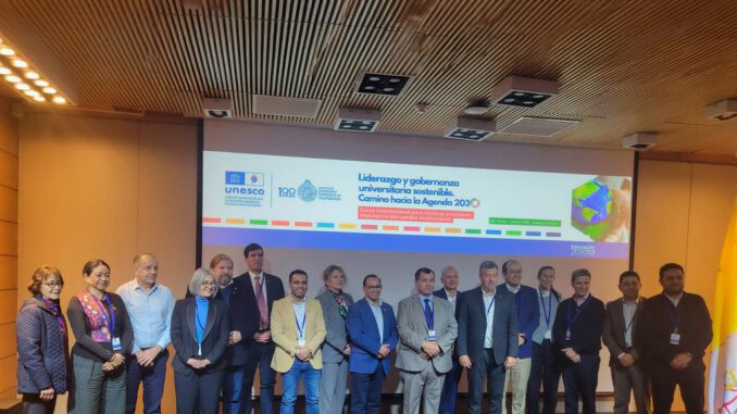 La rectora de la Universidad Católica de Temuco firmando el compromiso con la Red de Rectoras y Rectores por la Sostenibilidad de la UNESCO