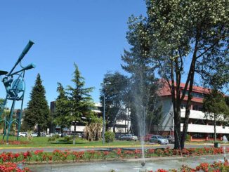 Campus y estudiantes de la Universidad de La Frontera en Chile celebrando su ingreso al top 10 del ranking QS