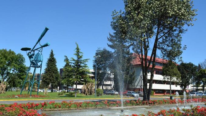 Campus y estudiantes de la Universidad de La Frontera en Chile celebrando su ingreso al top 10 del ranking QS