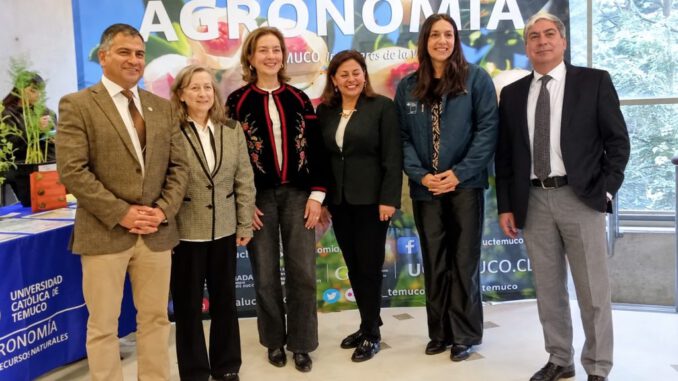 Productores y autoridades reunidos en las XXXV Jornadas de Extensión Agrícola sobre berries congelados en La Araucanía