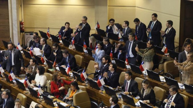 Carabinero en patrullaje representando la discusión de la Ley Nain-Retamal en el Congreso chileno.