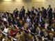 Carabinero en patrullaje representando la discusión de la Ley Nain-Retamal en el Congreso chileno.