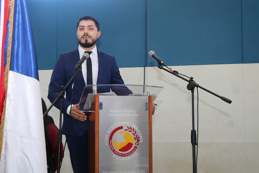 Estudiantes y funcionarios del Liceo Bicentenario Araucanía celebran el Día del Profesor con una emotiva ceremonia.