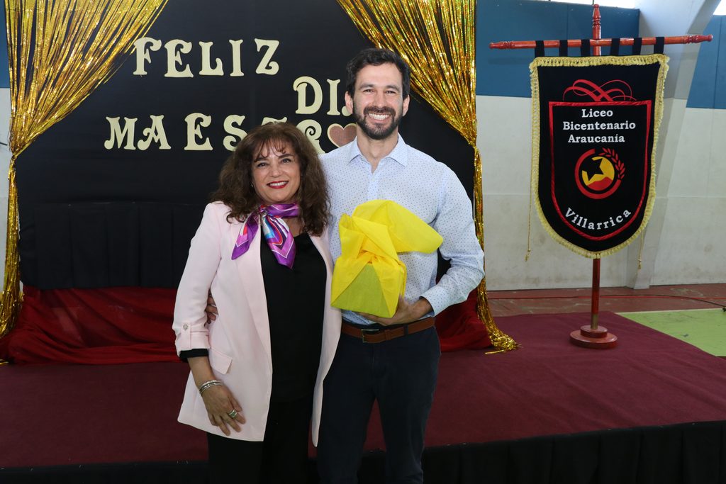 Estudiantes y funcionarios del Liceo Bicentenario Araucanía celebran el Día del Profesor con una emotiva ceremonia.