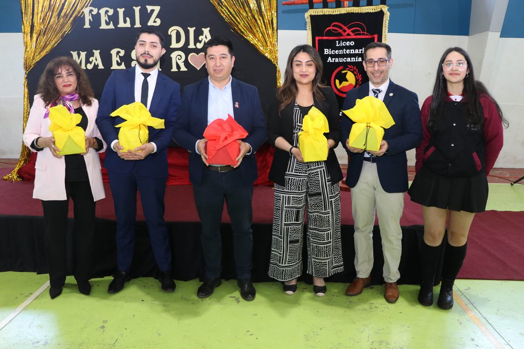 Estudiantes y funcionarios del Liceo Bicentenario Araucanía celebran el Día del Profesor con una emotiva ceremonia.