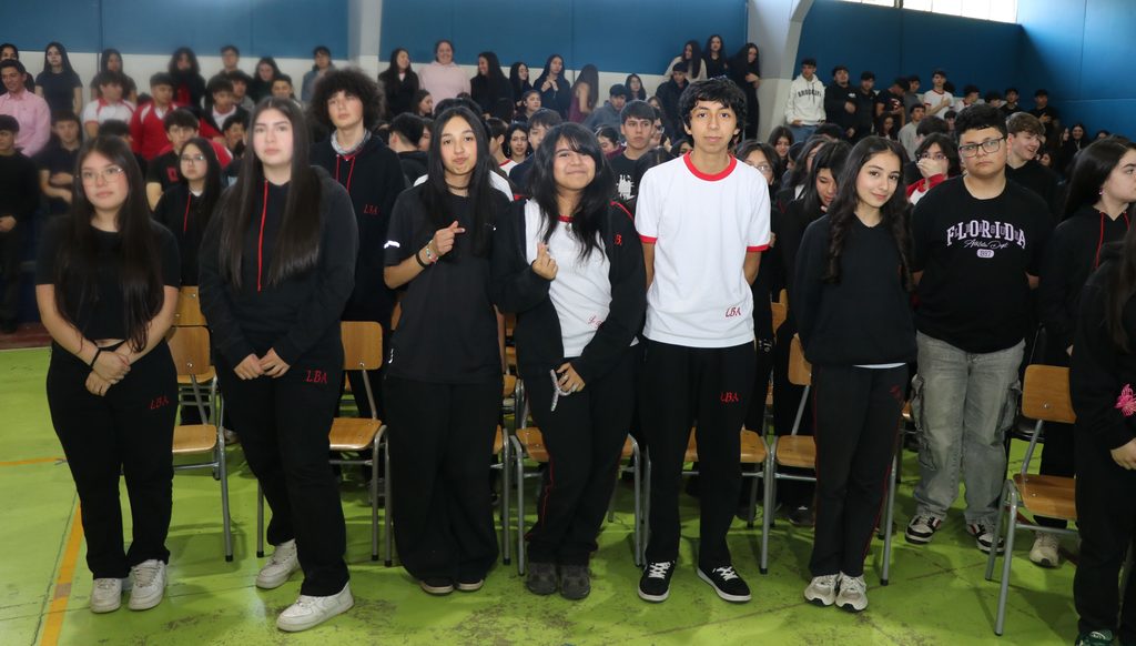 Estudiantes y funcionarios del Liceo Bicentenario Araucanía celebran el Día del Profesor con una emotiva ceremonia.