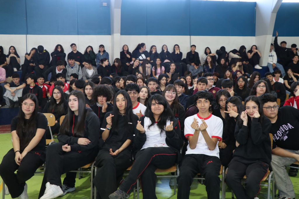 Estudiantes y funcionarios del Liceo Bicentenario Araucanía celebran el Día del Profesor con una emotiva ceremonia.