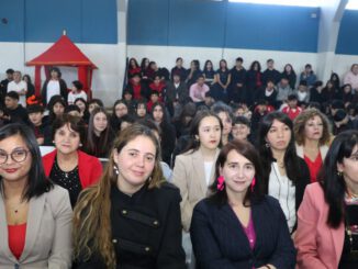 Estudiantes y funcionarios del Liceo Bicentenario Araucanía celebran el Día del Profesor con una emotiva ceremonia.