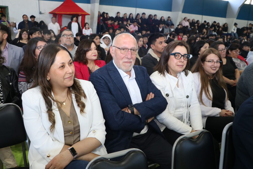 Estudiantes y funcionarios del Liceo Bicentenario Araucanía celebran el Día del Profesor con una emotiva ceremonia.