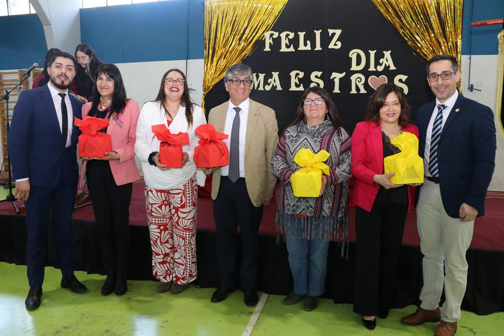 Estudiantes y funcionarios del Liceo Bicentenario Araucanía celebran el Día del Profesor con una emotiva ceremonia.