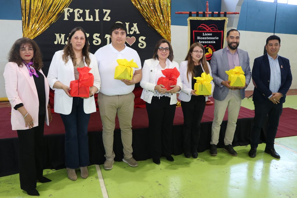 Estudiantes y funcionarios del Liceo Bicentenario Araucanía celebran el Día del Profesor con una emotiva ceremonia.