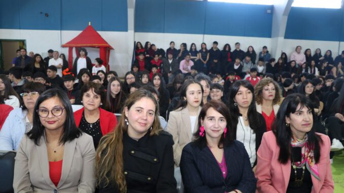 Estudiantes y funcionarios del Liceo Bicentenario Araucanía celebran el Día del Profesor con una emotiva ceremonia.