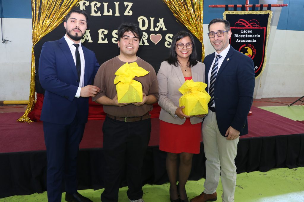 Estudiantes y funcionarios del Liceo Bicentenario Araucanía celebran el Día del Profesor con una emotiva ceremonia.