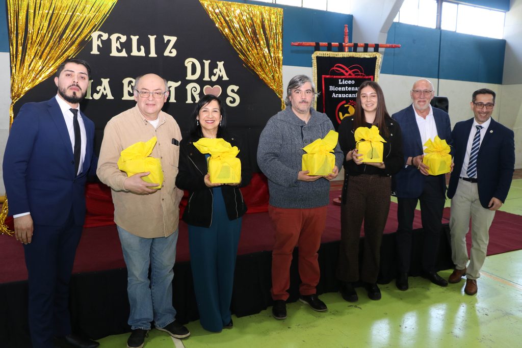 Estudiantes y funcionarios del Liceo Bicentenario Araucanía celebran el Día del Profesor con una emotiva ceremonia.
