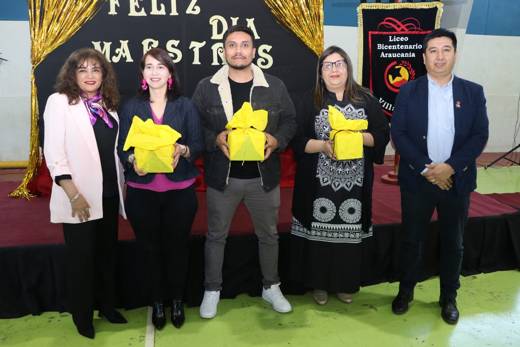 Estudiantes y funcionarios del Liceo Bicentenario Araucanía celebran el Día del Profesor con una emotiva ceremonia.