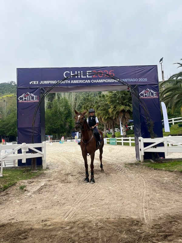 Joven jinete chileno Ignacio Carrera montando a caballo durante el Campeonato Sudamericano