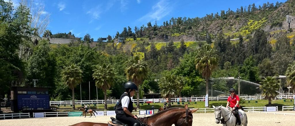 Joven jinete chileno Ignacio Carrera montando a caballo durante el Campeonato Sudamericano