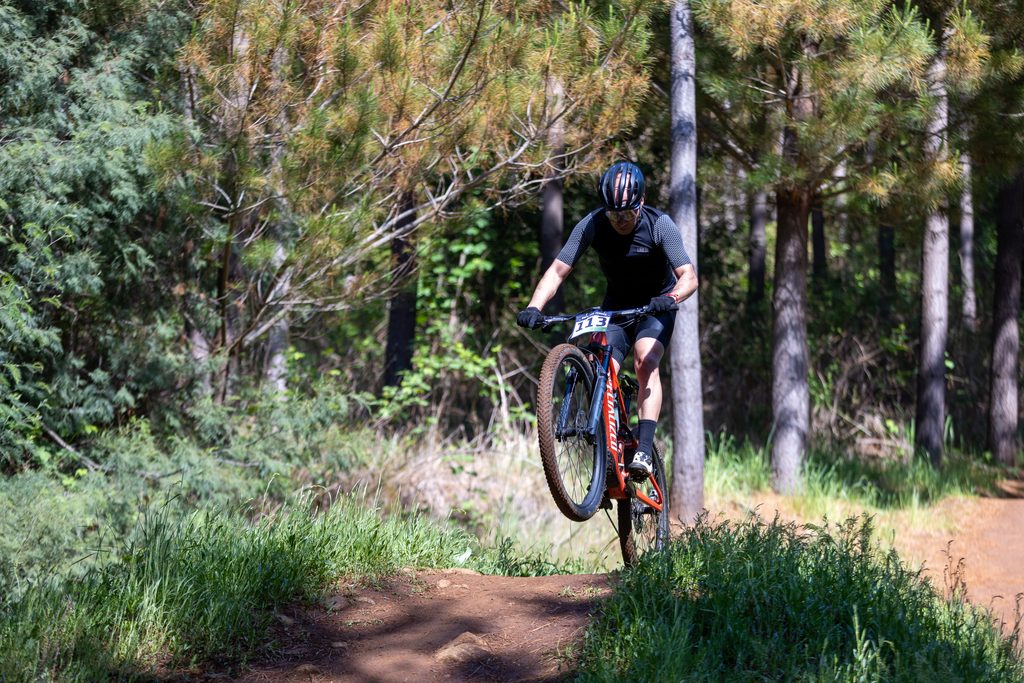 Ciclistas compitiendo en el Araucanía Mountainbike Tour XCO Series 2026 en el Parque CMPC Pumalal